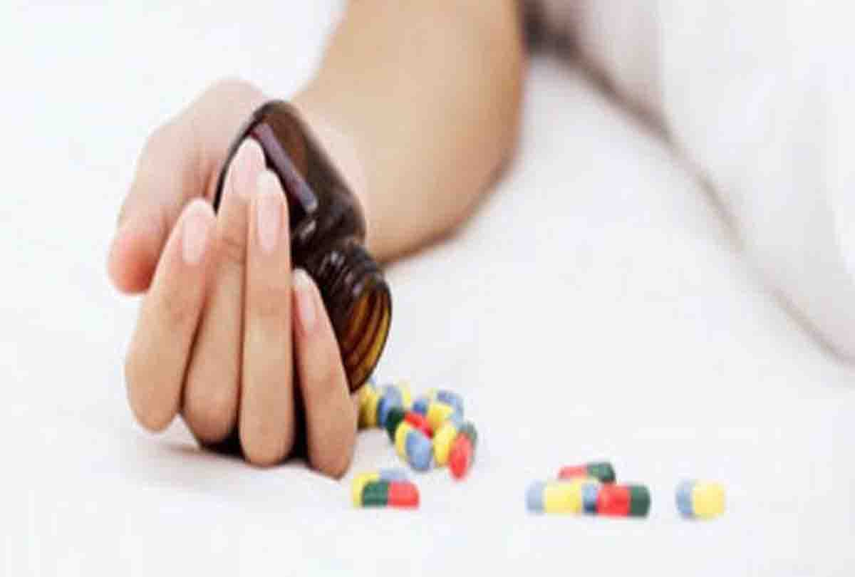 three year old girl eat poison