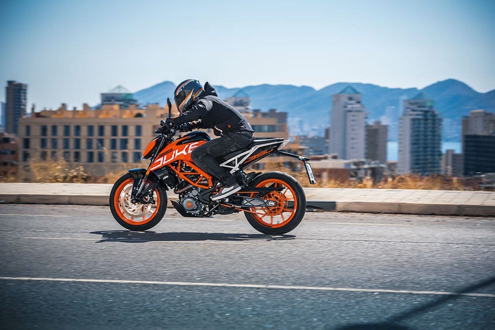 Honda CB300R vs KTM 390 Duke, best comparison of both bikes