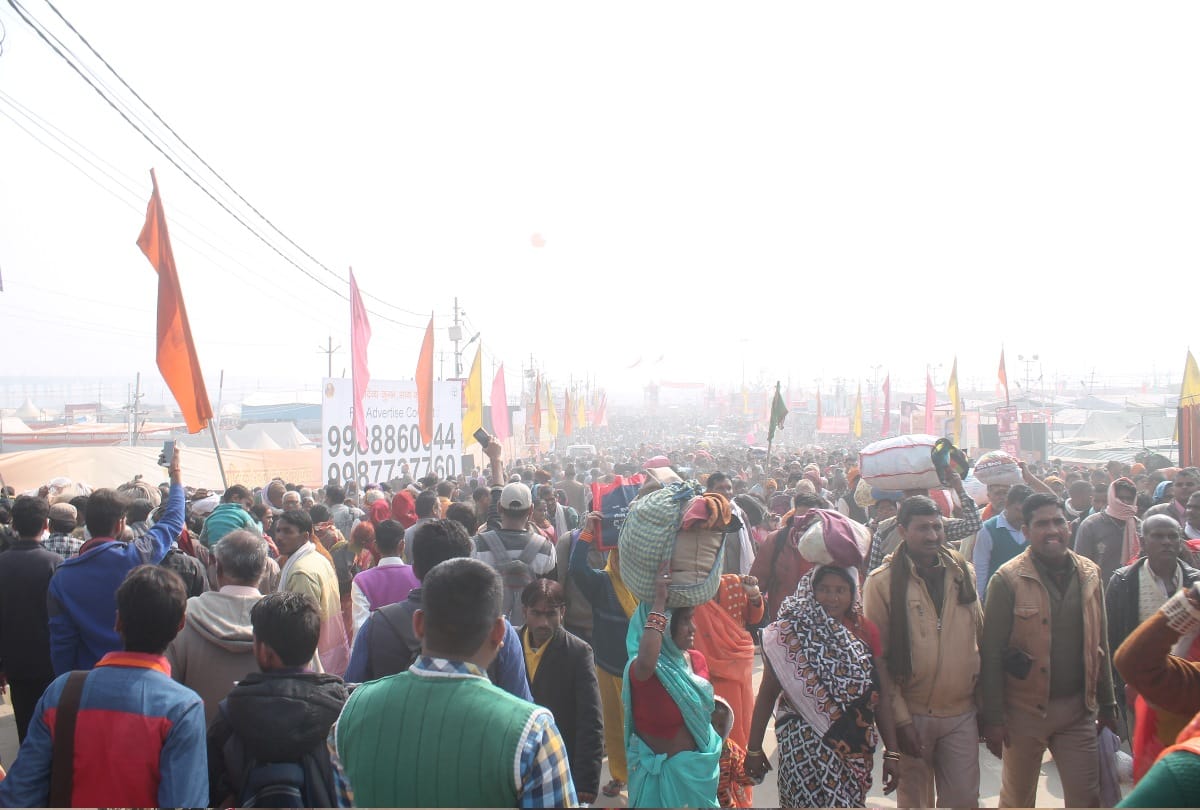 Heavy traffic in Prayagraj Kumbh Mela after mauni amavasya snan