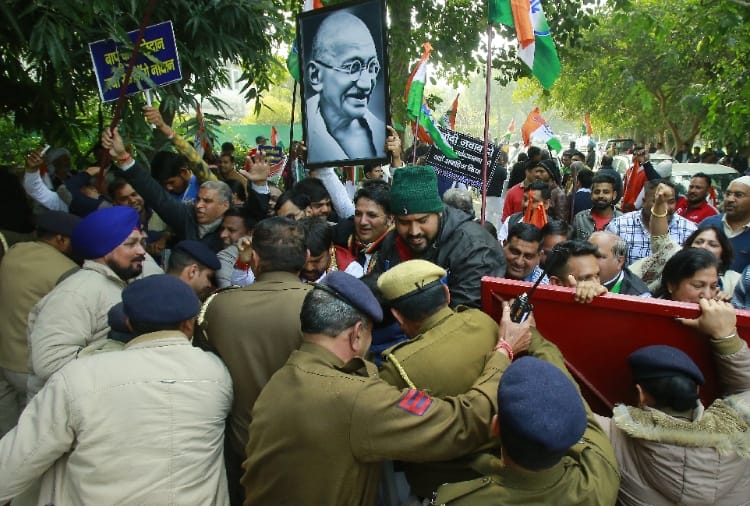 clash between haryana congress leaders and chandigarh police during protest march
