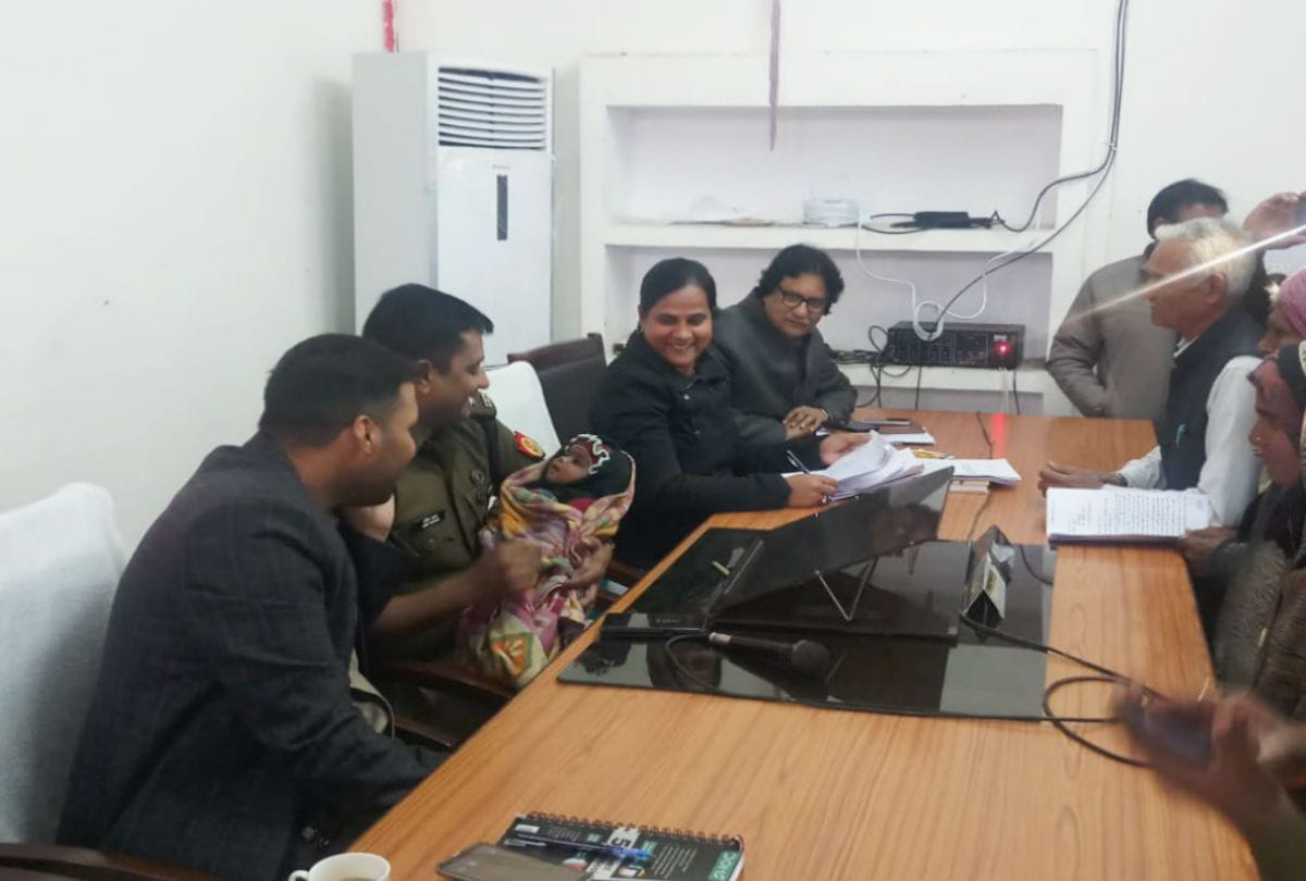 ssp amit pathak photos with girl child vaishnavi goes viral in agra