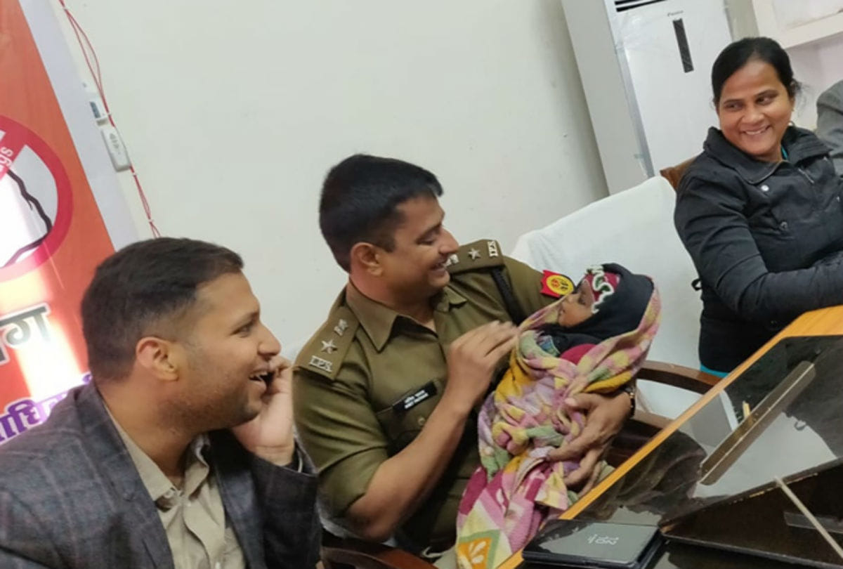 ssp amit pathak photos with girl child vaishnavi goes viral in agra