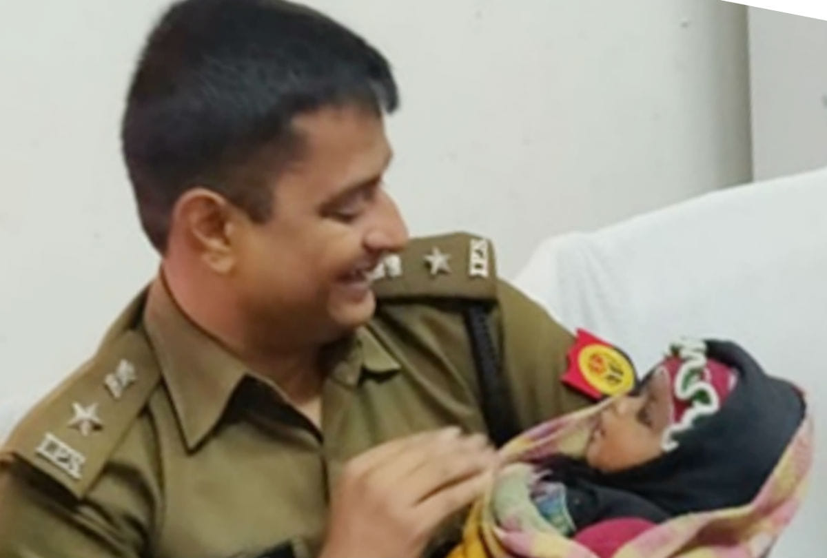 ssp amit pathak photos with girl child vaishnavi goes viral in agra