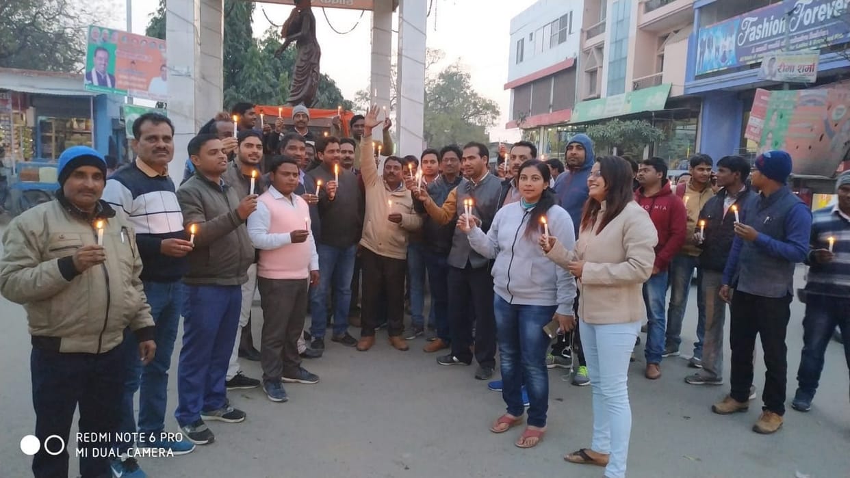 लेखपालों ने कैंडल मार्च निकाला