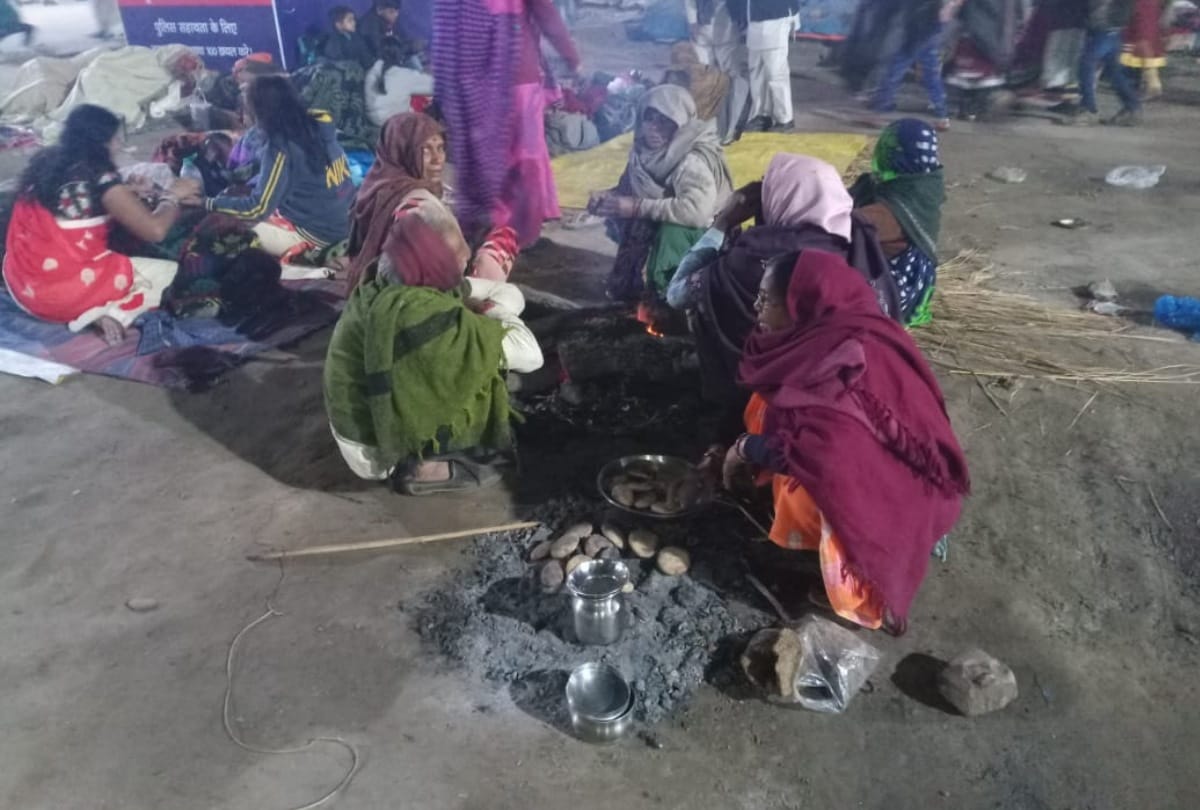 kumbh Mela 2019:devotees cook baati chokha after mauni amvasya snan