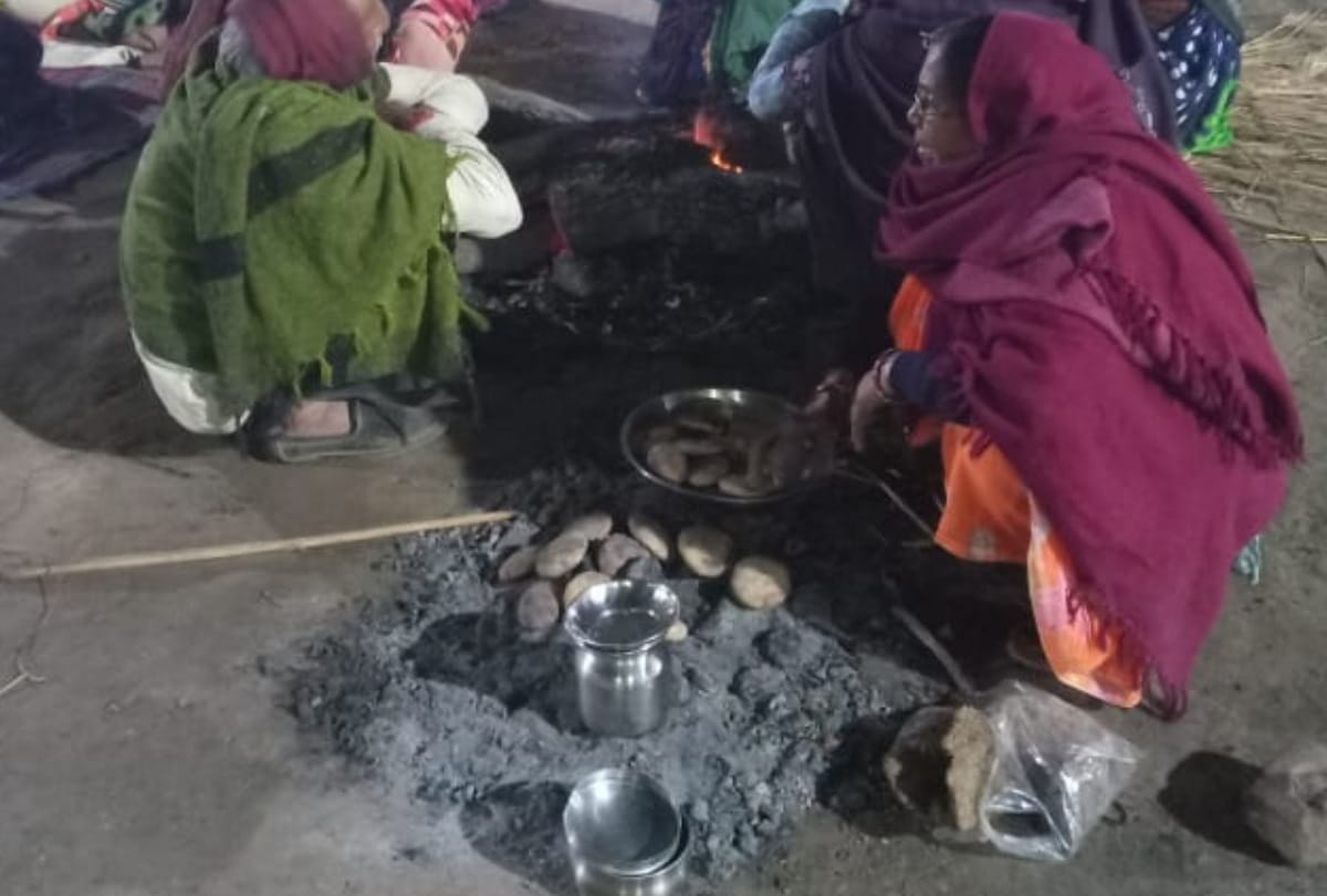kumbh Mela 2019:devotees cook baati chokha after mauni amvasya snan