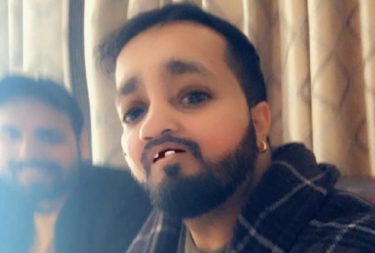 kapil sharma with mika singh share video funny look