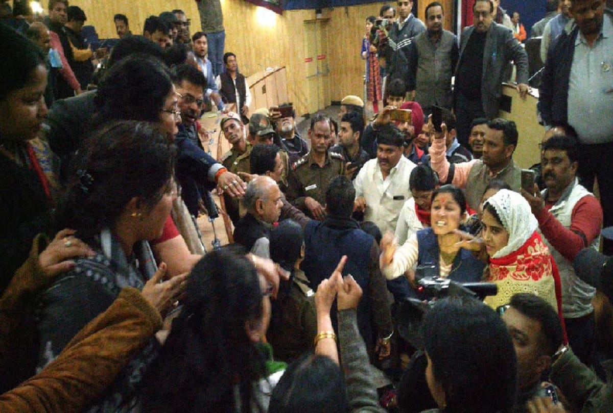 Ruckus in meeting of East Delhi Municipal Corporation