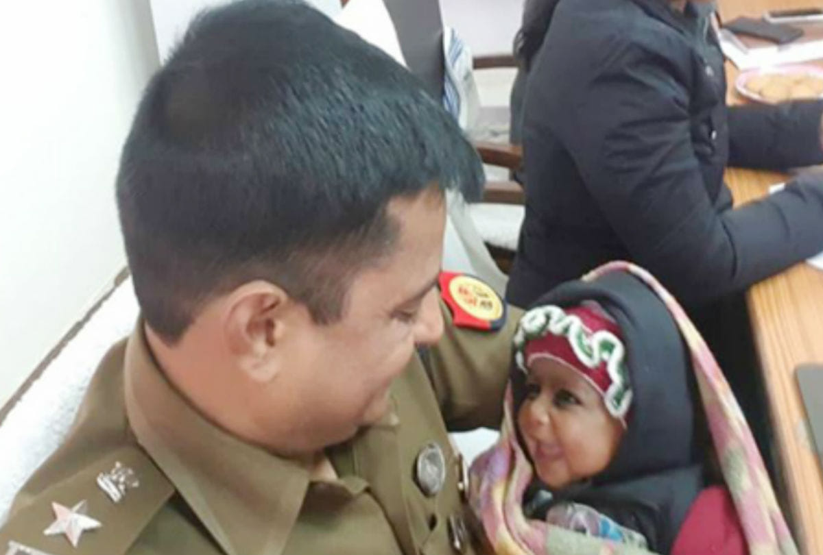 ssp amit pathak photos with girl child vaishnavi goes viral in agra