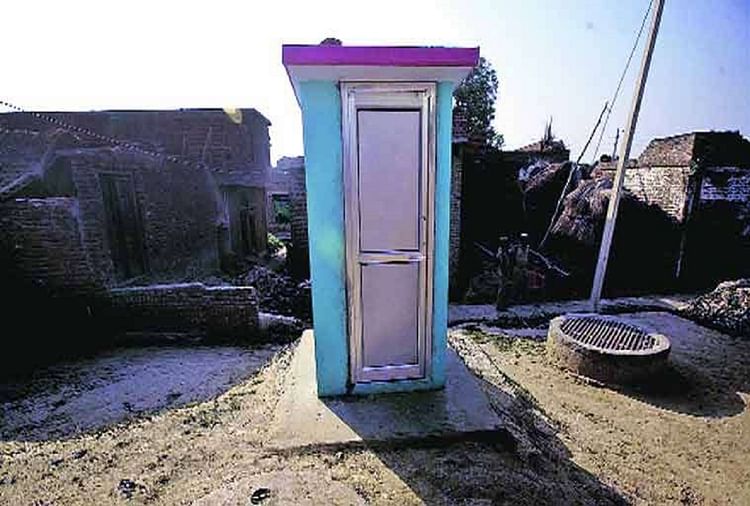 Pm Narendra Modi Swachh Bharat Mission Gramin Project Toilet - Amar Ujala Hindi News Live - शौचालय में बैठा था बुजुर्ग तभी घटी ये घटना, स्वच्छ भारत मिशन की उड़ रहीं धज्जियां