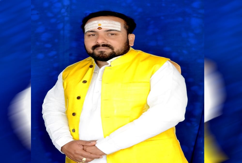 Pandit doing Religious ritual on salary base now in haridwar