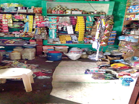 Breaking the store lock and stealing 1.5 lakhs of rupees