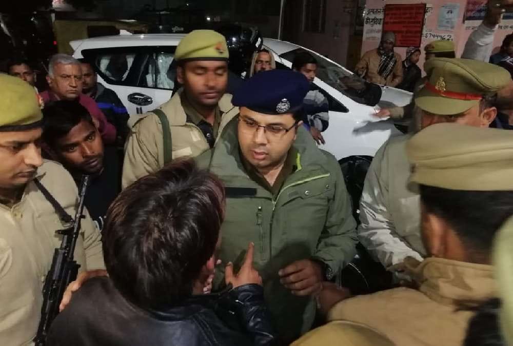 four injured in firing in bahraich.