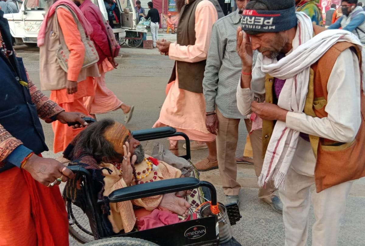 Kumbh 2019: dedh feet bhawan Baba center of attraction in kumbh mela prayagraj