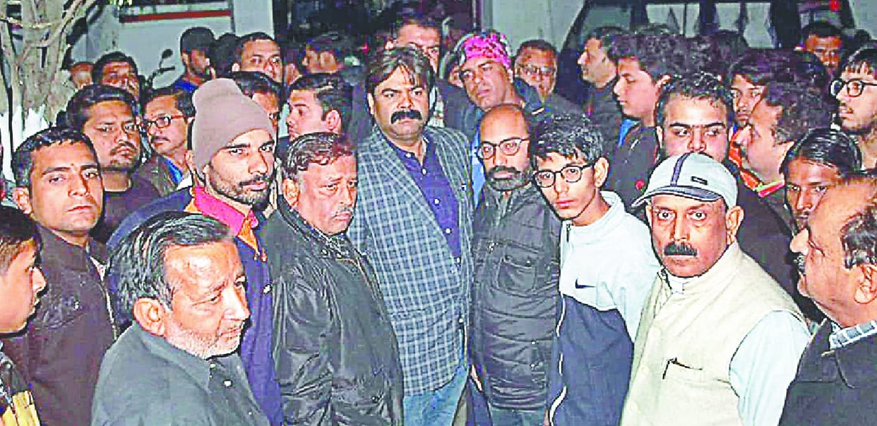 attack on bjp workers in Prahlad nagar, firing communal tension