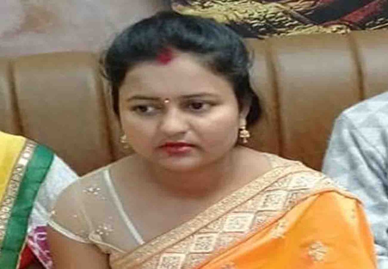 Loot in front of BJP leader's house