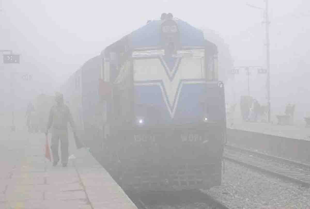 More than 90 Train is running late due heavy fog on delhi howrah route
