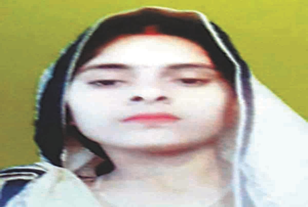Married body found hanging on a trap in suspicious condition