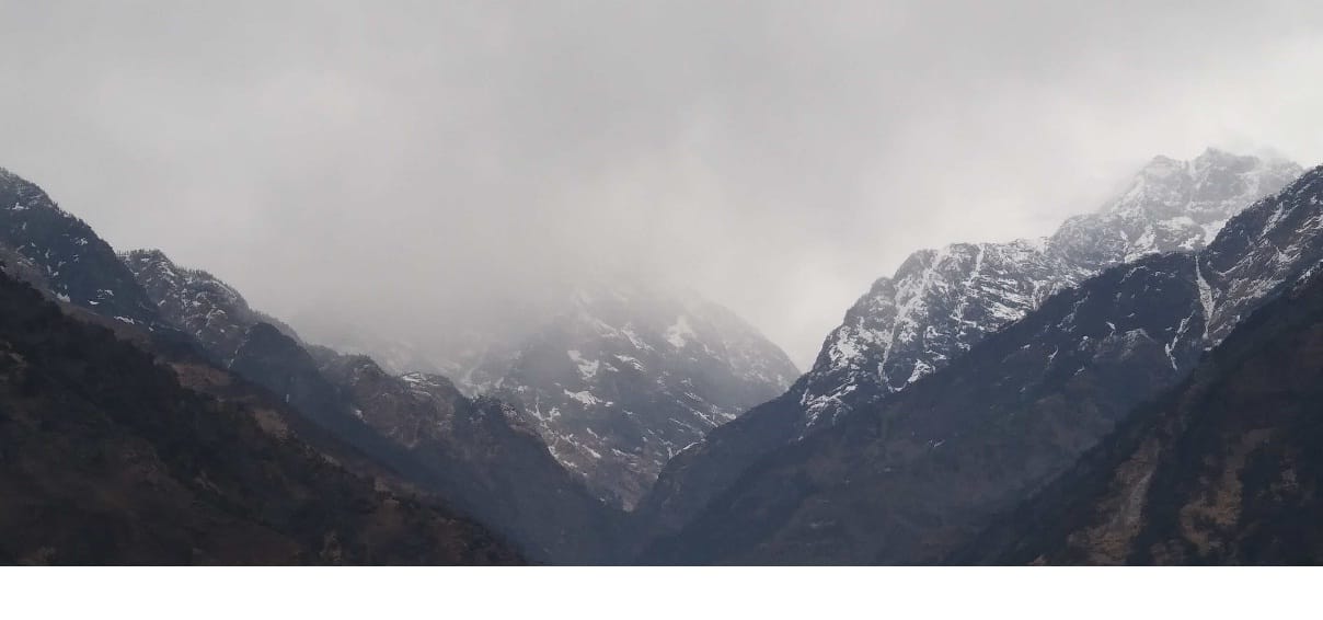 Snowfall on the high peaks of Munasariya