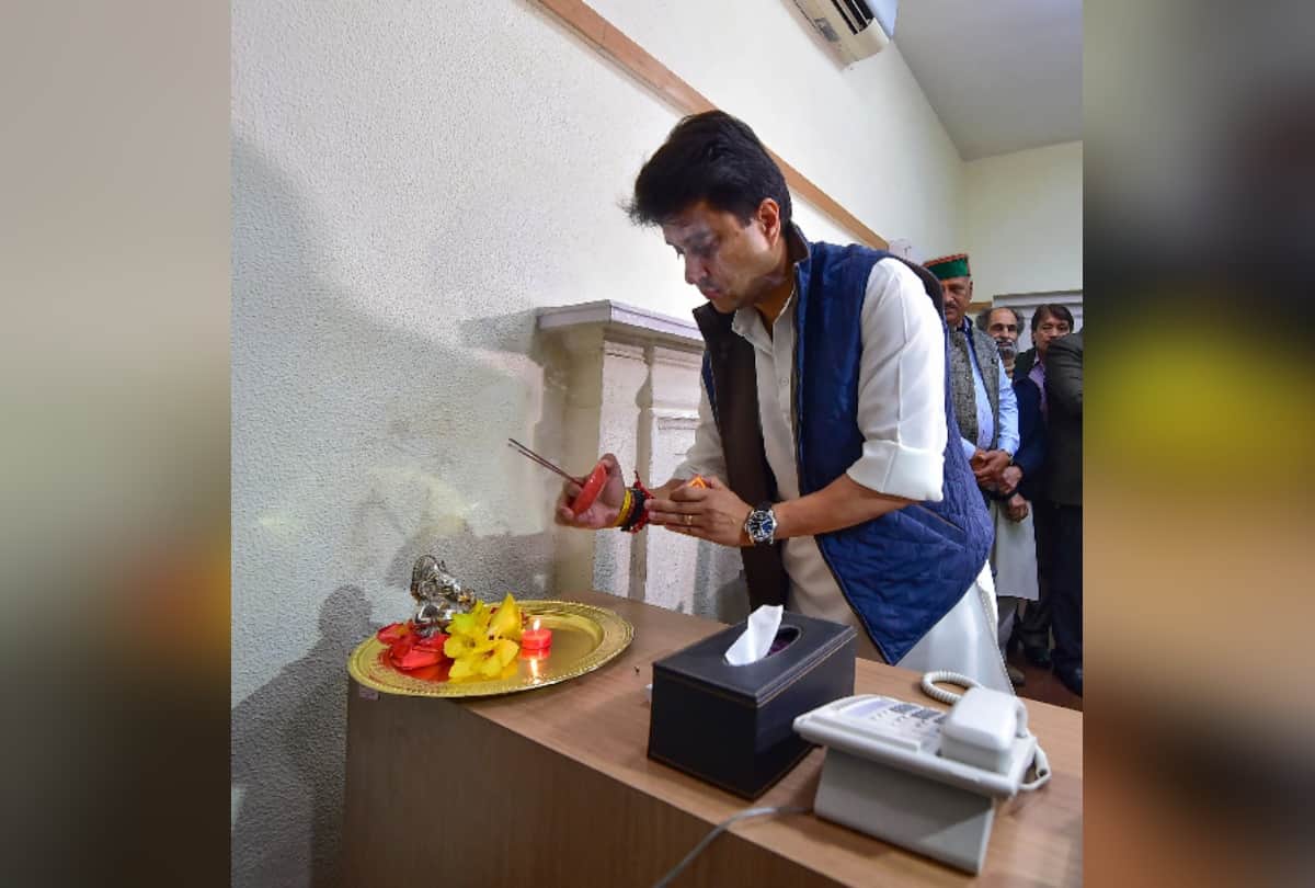 priyanka gandhi Jyotiraditya Madhavrao Scindia takes charge at aicc delhi office see photos