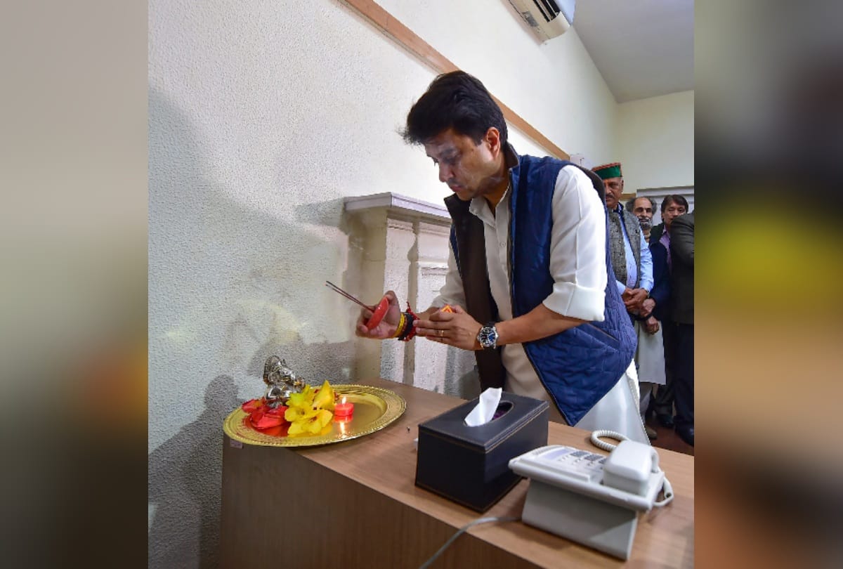 priyanka gandhi Jyotiraditya Madhavrao Scindia takes charge at aicc delhi office see photos