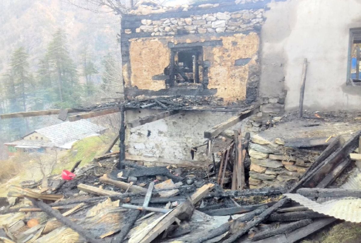 fire broke out in multi storied house in kullu himachal