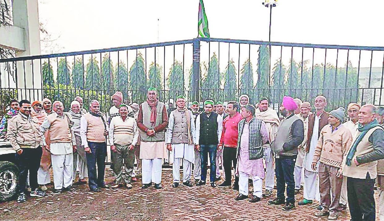 Bhacuyiy put his flag on lockout of distillery