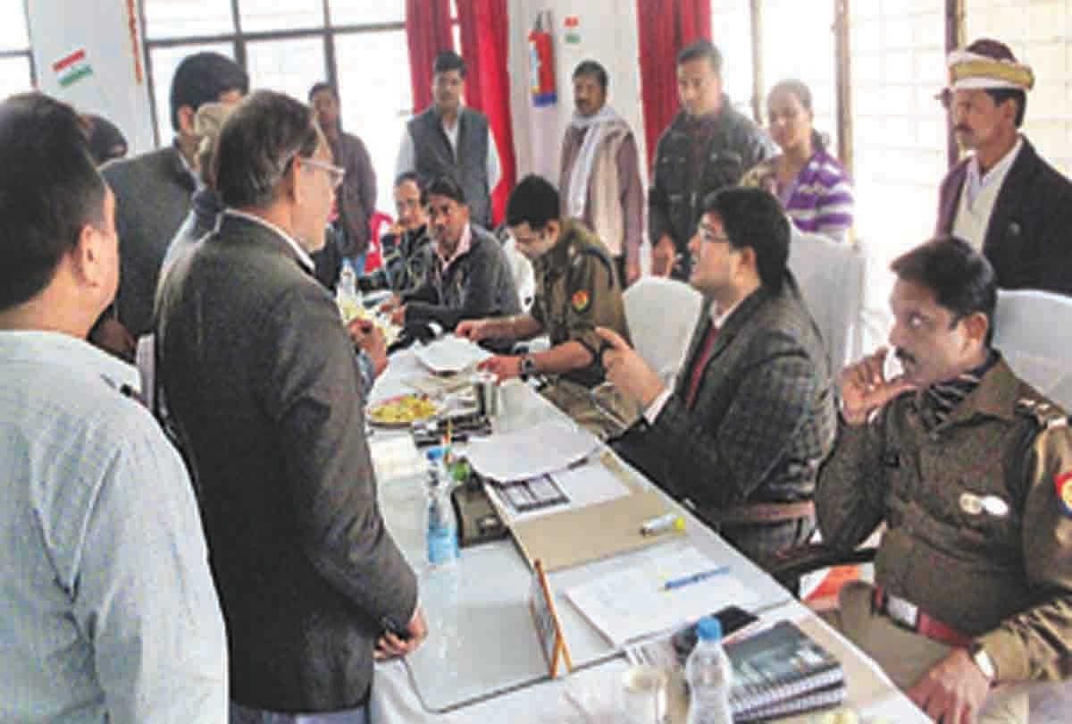Pratapgarh: lekhpal settled in the house and reported that illegal possession was not reported