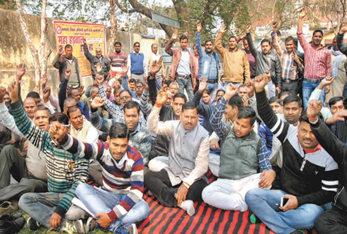 Employees, teachers filled up to restore old pension