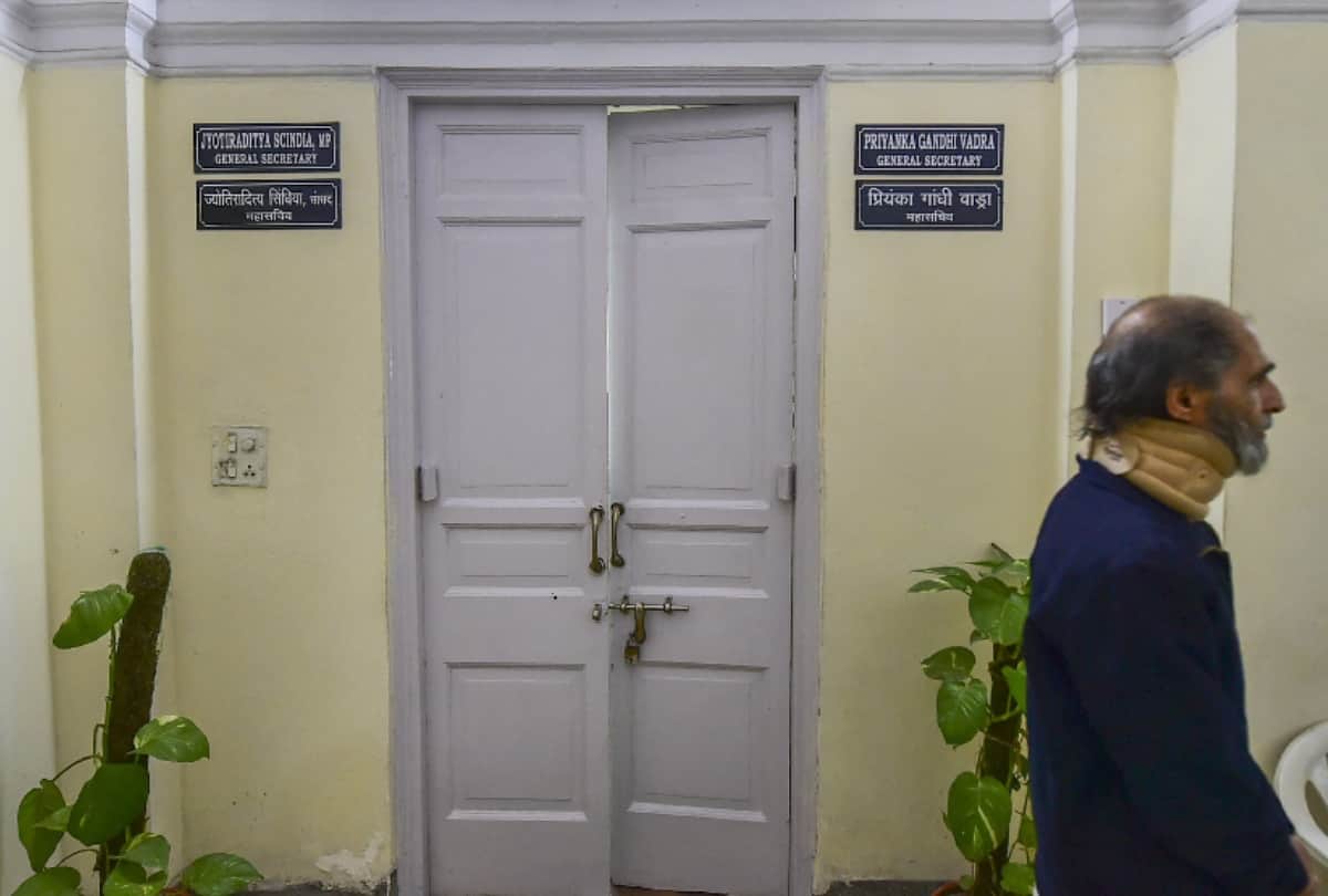 priyanka gandhi Jyotiraditya Madhavrao Scindia takes charge at aicc delhi office see photos