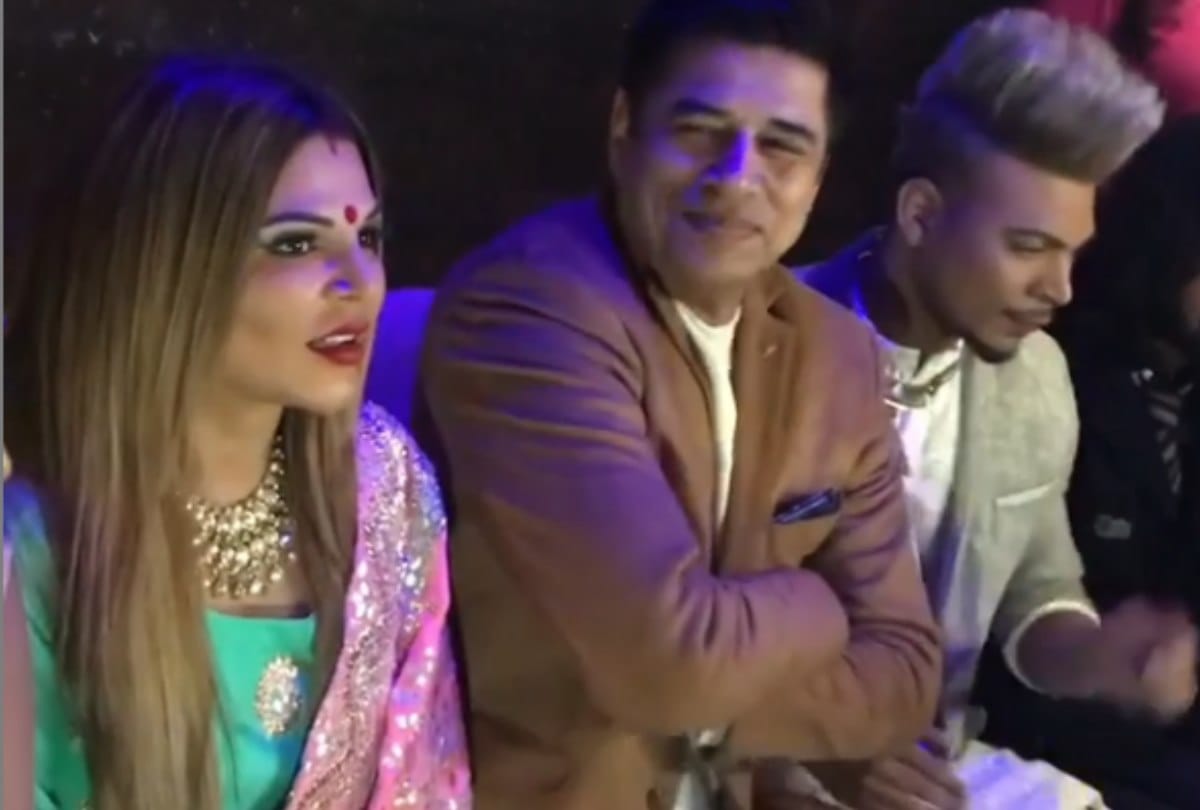 Bollywood item girl rakhi sawant visit kumbh mela Allahabad