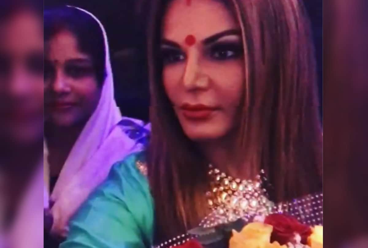 rakhi sawant reached kumbh mela she wear sindoor chhoda and bindi