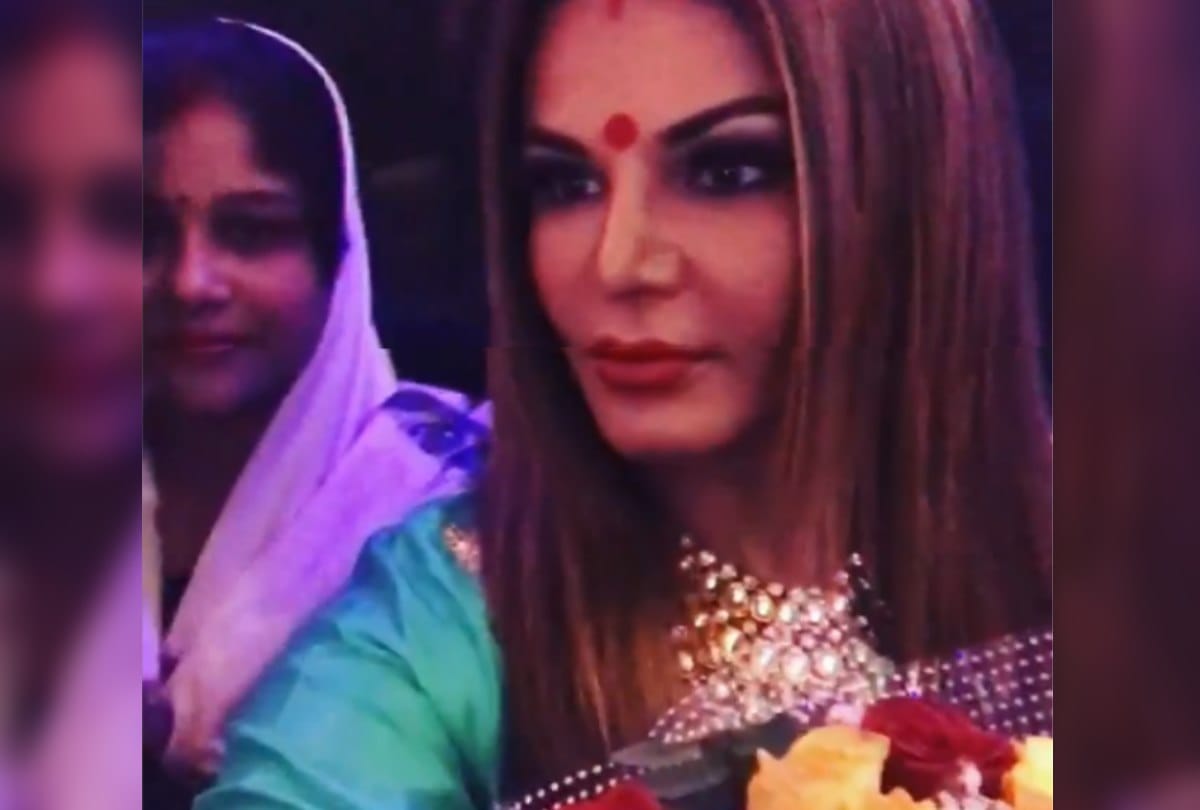 Bollywood item girl rakhi sawant visit kumbh mela Allahabad