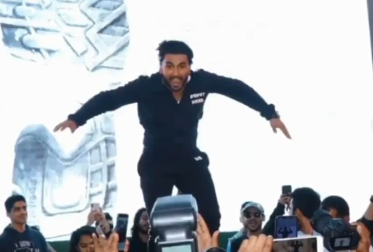 Ranveer Singh shares a picture and Arjun Kapoor comment Narangi Mausambi Wala then fans trolled
