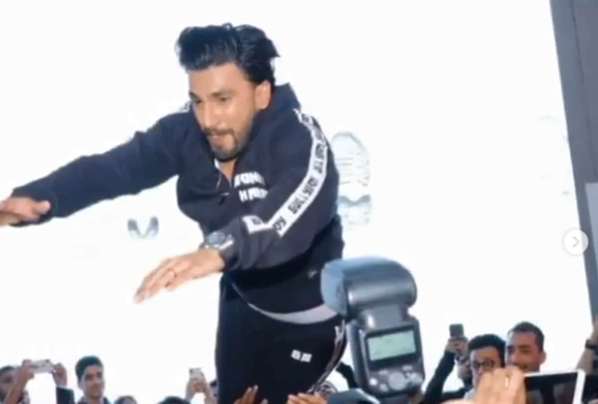 Ranveer Singh jumps on crowd of fans injured video viral