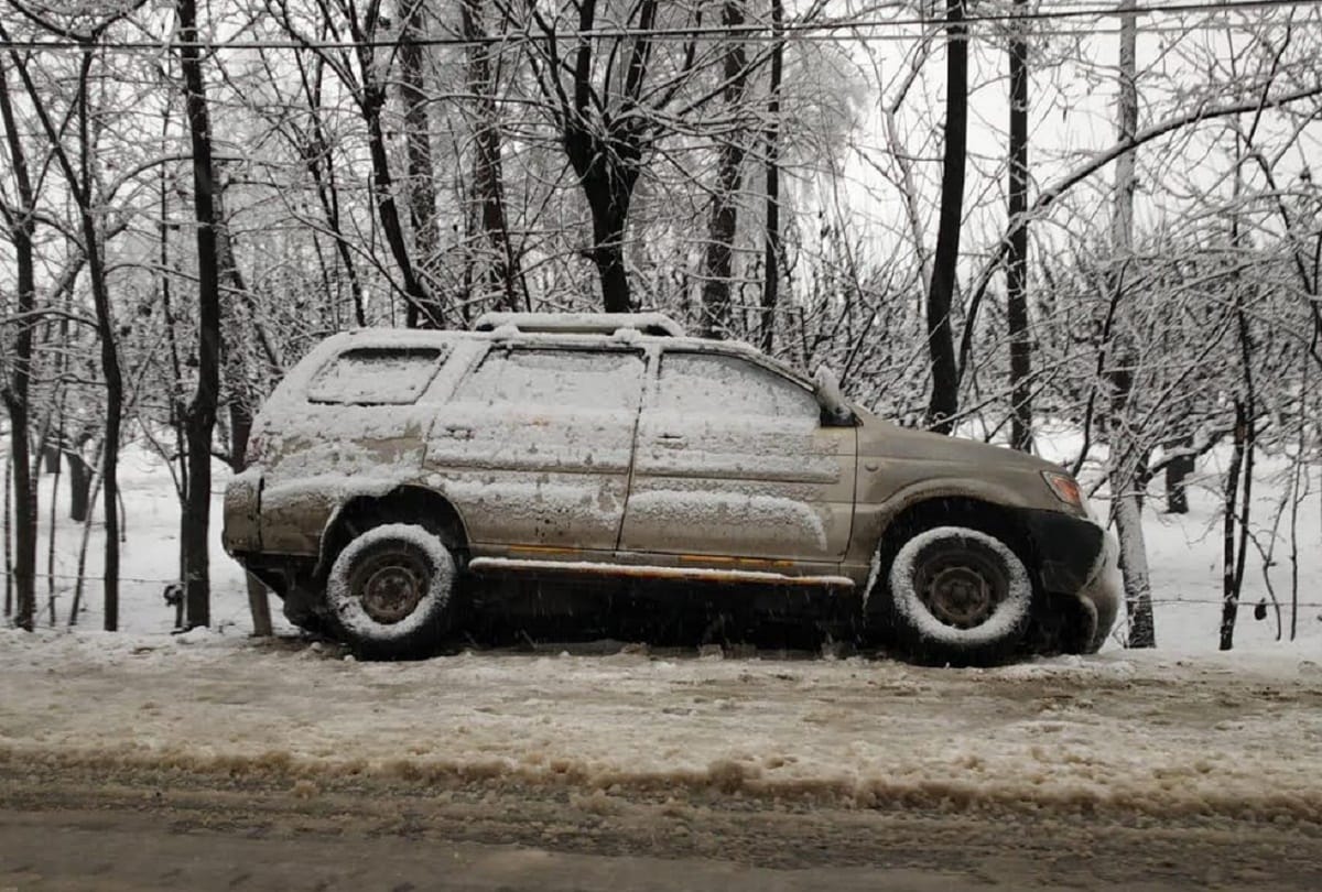 road traffic affected by heavy snowfall in kashmir, 15 flights cancelled from srinagar
