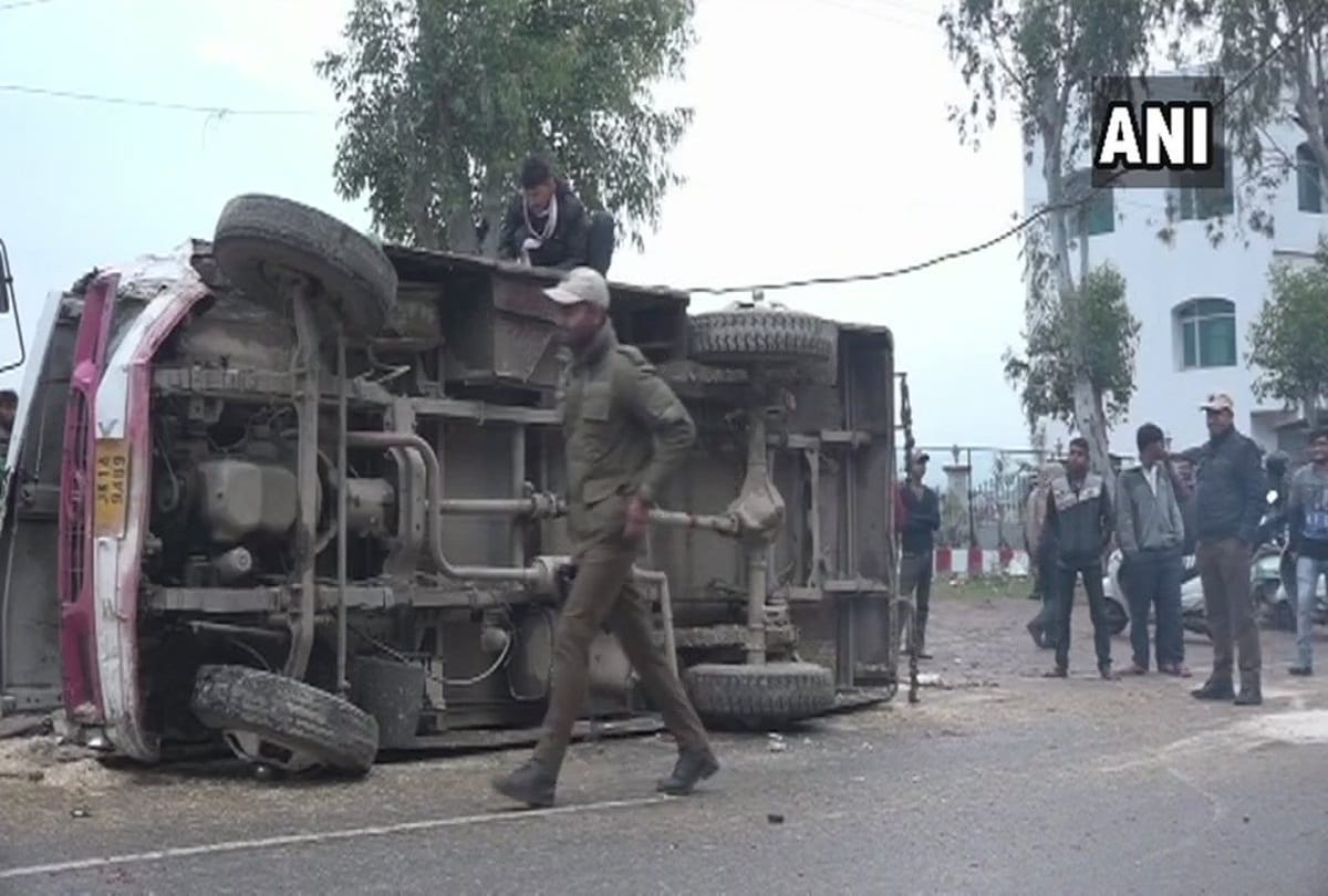 One dead and 22 were injured after a minibus overturned in Udhampur