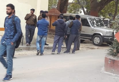 घटना के बाद खड़े बीएचयू गार्ड्स