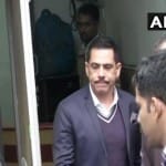 ईडी दफ्तर से बाहर निकलते रॉबर्ट वाड्रा