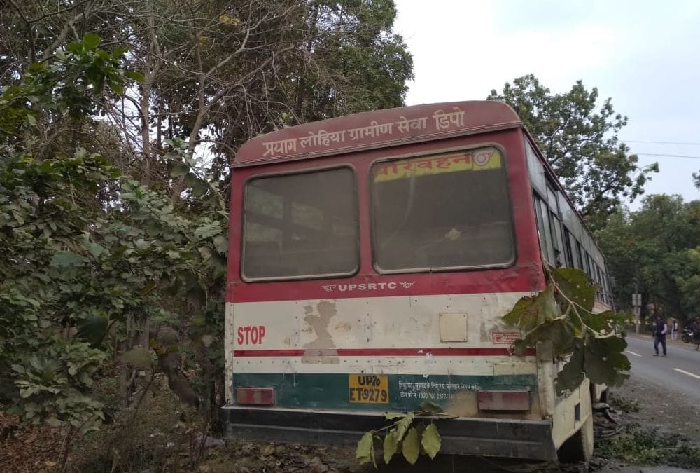 car and roadways bus collide 4 died in ayodhya