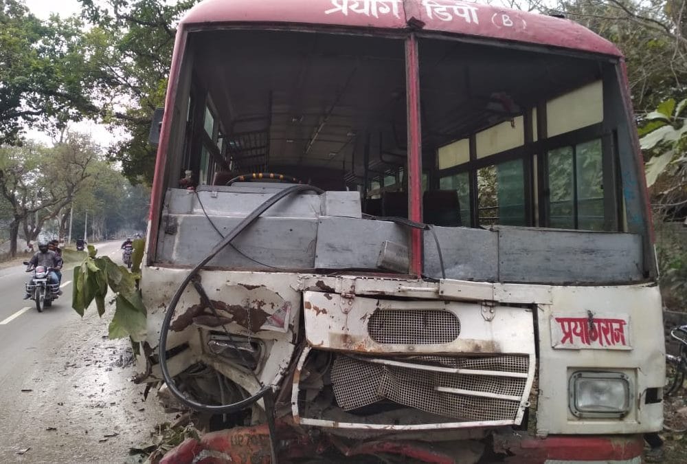 टेंपो को दूर तक घसीट ले गई बस, रेलवेकर्मी की मौत