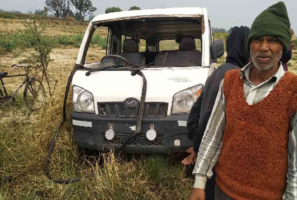 magic loader accident in auraiya 12 people injured