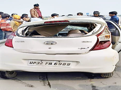Tire burst collides with car dividend, death of one
