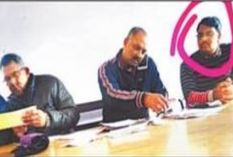 electrical department employee caught while taking bribe