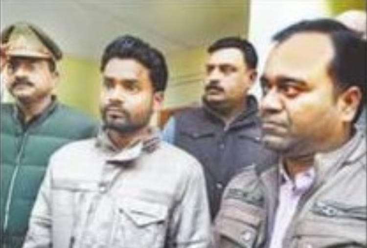 police caught two commission agent in lucknow