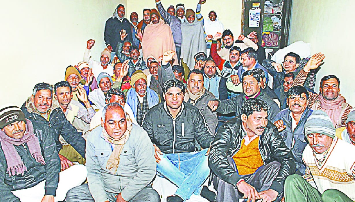 lonivo ke engeener kaarya bahishkaar kar dharne par