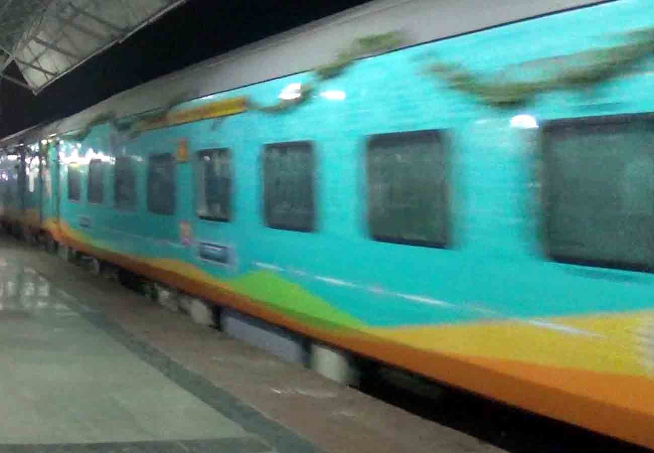 humsafar Express from kanpur to delhi