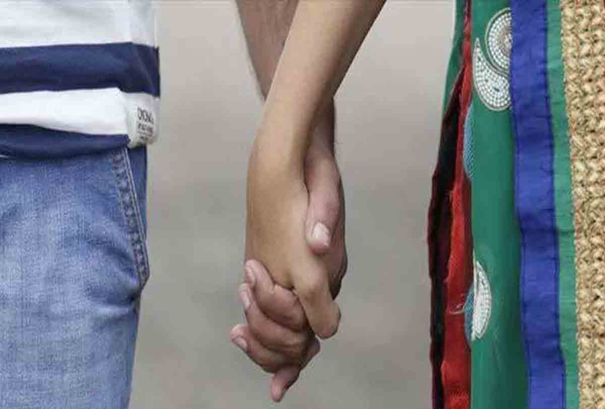 girlfriend boyfriend found in park and after some time girl dead