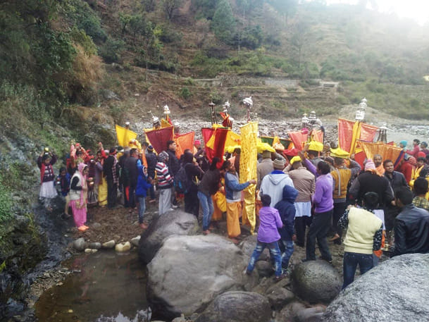 बालगंगा में देव डोलियों ने किया गंगा स्नान