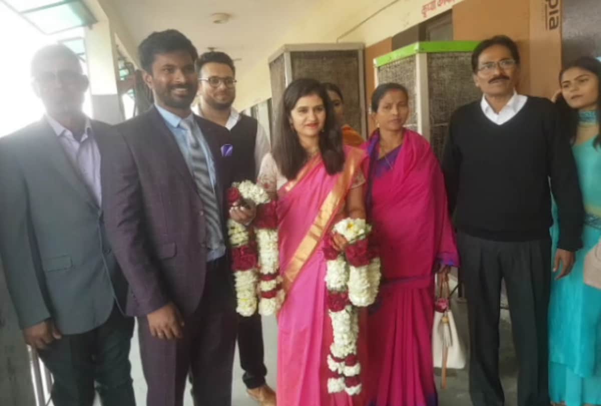 ias irs couple court marriage shows example of simplicity will spend saved money on poors welfare